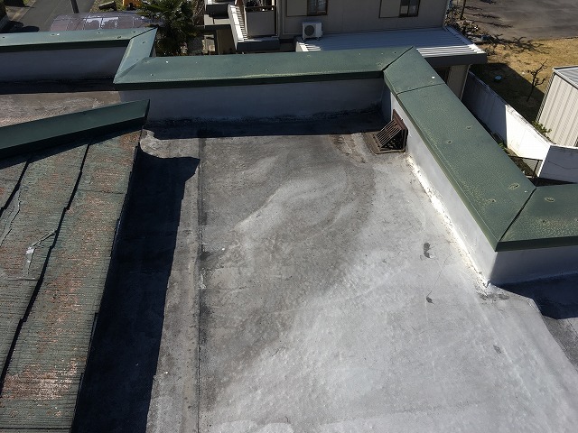 岐南町でアパートの共有部で雨漏りが発生し屋根点検、陸屋根の防水が劣化しており再工事とカラーベスト部の屋根カバー工事をご提案